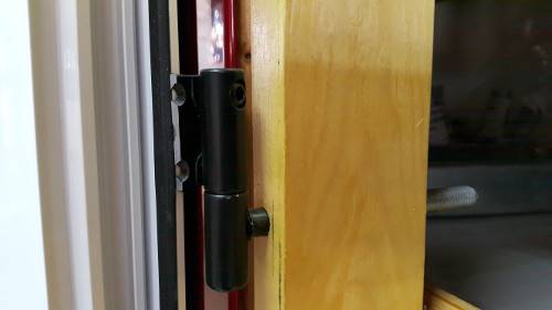 Cui cu trecere prin lemn sau zidarie